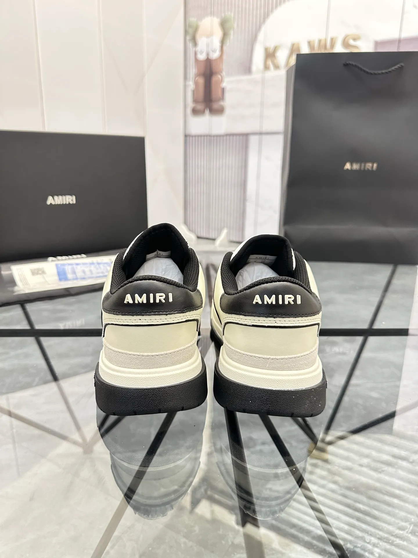 Men's shoes: 💰P660¥ Guangzhou top quality Product trademark: AMIRI* "Amir*" low-top casual shoes Regular size: 39-44 (can be customized to 45) Product material: upper imported first-layer cowhide stitching original material, breathable lining, original outsole. Number: 525